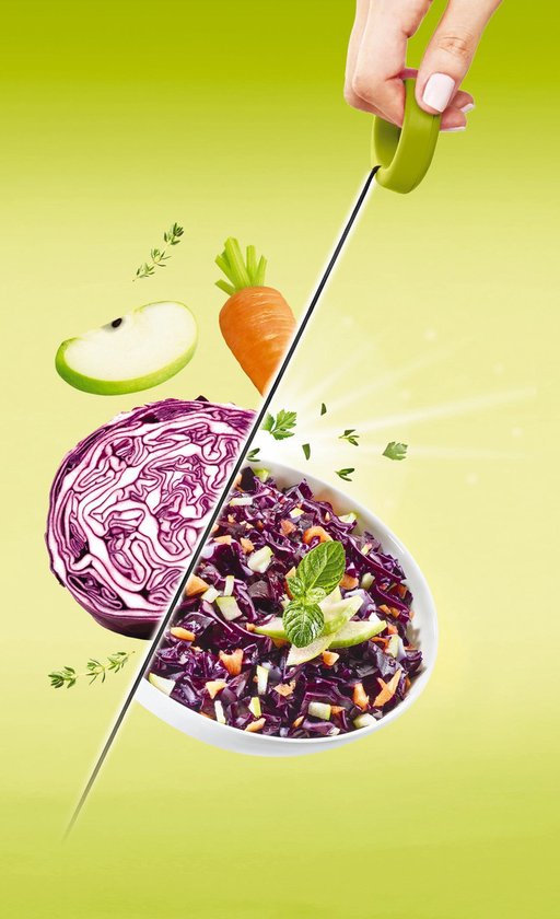 Een hand snijdt rode kool, appel en wortel met de Tefal hakmolen. Ingrediënten worden fijngesneden tot een salade in een witte schaal.