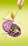 Een hand snijdt rode kool, appel en wortel met de Tefal hakmolen. Ingrediënten worden fijngesneden tot een salade in een witte schaal.