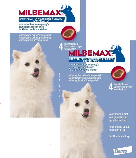 Milbemax kauwtabletten voor kleine honden en puppy's, verpakking van 4 tabletten. Witte hond likt zijn bek af.