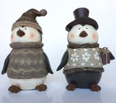 Set van 2 pinguïns beeldjes in winter kledij - Bruin / wit / creme - 9 x 7 x 13 cm hoog (per stuk)