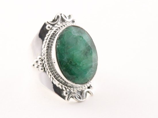 Bewerkte zilveren ring met smaragd - maat 18