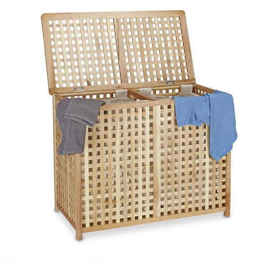 Open houten wasmand met rasterpatroon, met een grijze en een blauwe handdoek.
