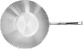Zilverkleurige RVS wokpan met steel, van bovenaf gezien.