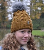 Hats&Co One Tone damesmuts met pluim - mosterd bruin - met wol