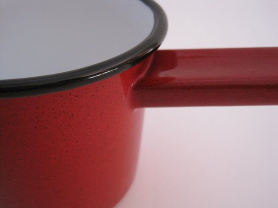 Emaille steelpan met schenktuitje -  Ø 10 cm - 0,6 liter -  rood gespikkeld