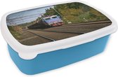 Broodtrommel Blauw - Lunchbox - Brooddoos - Een trein op een spoorlijn - 18x12x6 cm - Kinderen - Jongen