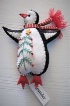 Meander | Pinguïn met rode sjaal, vilt 10,5x2,5x14,5cm |  Kersthanger