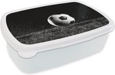 Broodtrommel Wit - Lunchbox - Brooddoos - Voetbal in het gras - zwart wit - 18x12x6 cm - Volwassenen
