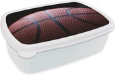 Broodtrommel Wit - Lunchbox - Brooddoos - Een Basketbal op een zwarte achtergrond - 18x12x6 cm - Volwassenen