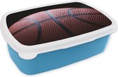 Broodtrommel Blauw - Lunchbox - Brooddoos - Een Basketbal op een zwarte achtergrond - 18x12x6 cm - Kinderen - Jongen