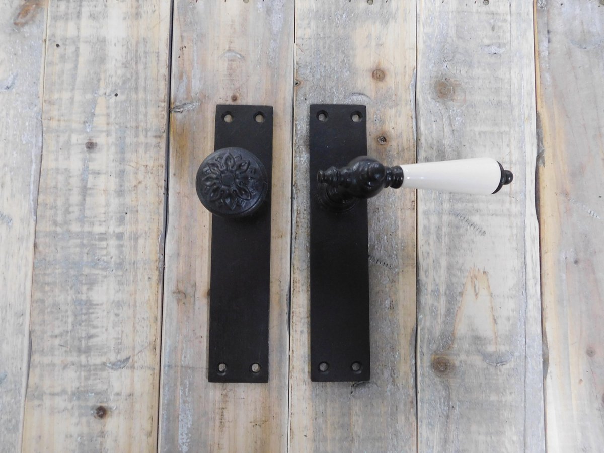 Deurslot set + deurplaat + deurknop + klink + porseleinen grepen- antiek ijzer. Levering:1 change-deurbeslag, bestaande uit: 1 deurknop 