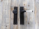Deurslot set + deurplaat + deurknop + klink + porseleinen grepen- antiek ijzer.  Levering:1 change-deurbeslag, bestaande uit: 1 deurknop "Pinto" + 1 deurknop "Nippon" met antiek wi