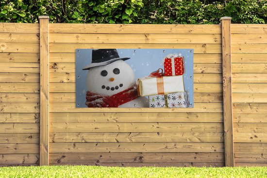 Affiche de clôture Un bonhomme de neige avec des cadeaux de Noël - 200x100 cm - Toile de jardin