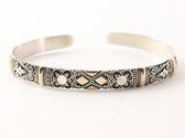 Traditionele fijne bewerkte zilveren klemarmband met 18k gouden decoraties