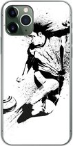 Geschikt voor iPhone 11 Pro hoesje - Een illustratie van een persoon die een voetbal richting doel schiet - Jongens - Jongetje - Kind - Siliconen Telefoonhoesje