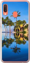 Geschikt voor Samsung Galaxy A20e hoesje - Bij Wailea Beach op Hawaii worden palmbomen gereflecteerd op het water - Siliconen Telefoonhoesje