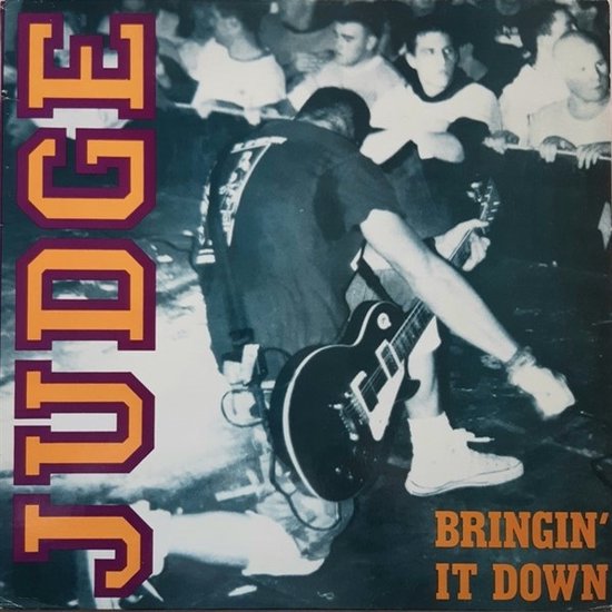 Albumcover met de tekst "JUDGE BRINGIN' IT DOWN" en een muzikant die knielt met een gitaar.