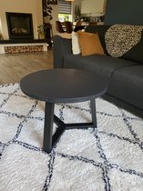 Industriële zwarte ronde salontafel met blad van 60cm en mat zwart onderstel