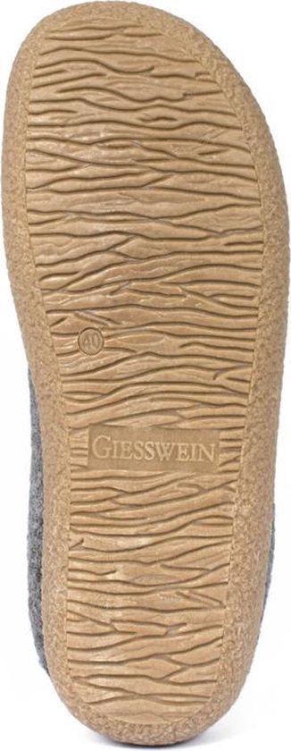 Onderkant van een grijze pantoffel met een beige antislipzool. Het woord 'GIESSWEIN' staat in de zool gegraveerd.