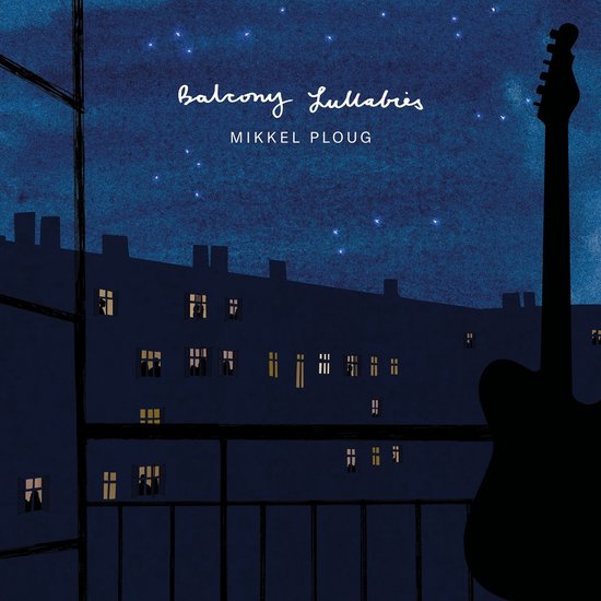 Albumhoes van Balcony Lullabies door Mikkel Ploug met een nachtelijke stadsscène en silhouet van een gitaar.