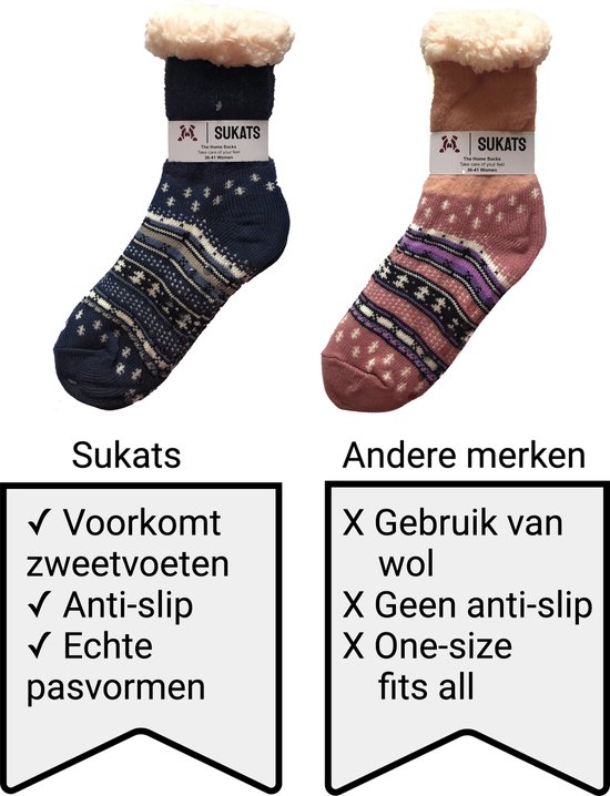 Een donkerblauwe Sukats huissok met fair isle patroon, en een roze huissok met paars, roze en witte strepen. Beide sokken hebben een witte fluffy boord.
