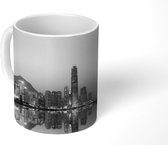 Mok - Skyline van Hong Kong bij de Victoria Harbour met een schip en een roze lucht - zwart wit - 350 ML - Beker
