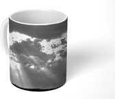 Mok - Luchtfoto van zonnestralen bij donkere wolken - zwart wit - 350 ML - Beker