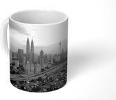 Mok - Wolkenkrabbers van Kuala Lumpur - zwart wit - 350 ML - Beker