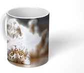Mok - Een speelse Maine Coon ligt op zijn rug - 350 ML - Beker - Uitdeelcadeautjes