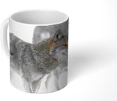 Mok - Afbeelding van een groep coyotes in een zacht vallende sneeuw - 350 ML - Beker