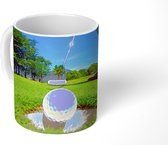 Mok - Een golfer put de bal in de hole - 350 ML - Beker