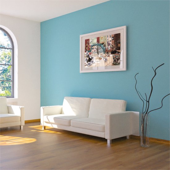 Stijlvolle woonkamer met witte bank en fauteuil, met schilderij van een gedekte tafel aan de muur.