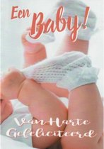 Een baby! Van harte gefeliciteerd! Een lieve wenskaart met een pasgeboren baby die sokjes aan heeft en een shirt. Een dubbele wenskaart inclusief envelop en in folie verpakt.