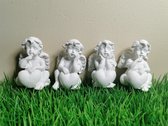 set  van 4 witte engeltjes in 4 verschillende poses met hart in hand  en glittervleugels ideaal als versiering voor de feesttafel of gastenbedankje
