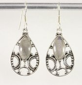 Opengewerkte zilveren oorbellen met labradoriet