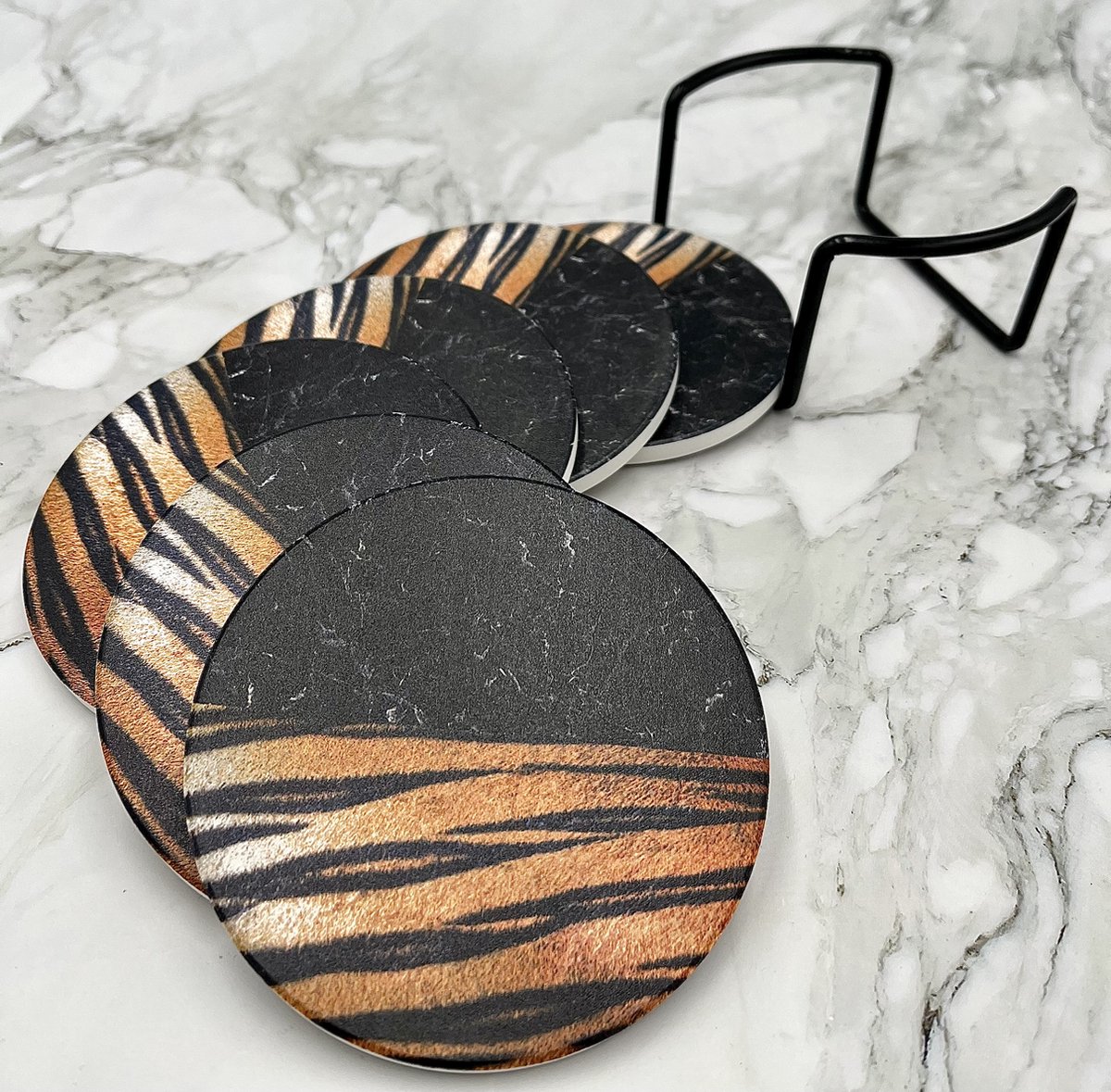 Maison Extravagante - Luxe onderzetters 'Stone Tiger' marmer look voor glazen en mokken - Set van 6 - Inclusief zwarte metalen houder - Keramische onderzetters - Anti-slip - Rond — cadeau in Wonen & Interieur - foto 3