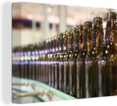 Bouteilles de bière dans une rangée toile 2cm 80x60 cm - Tirage photo sur toile (Décoration murale salon / chambre)