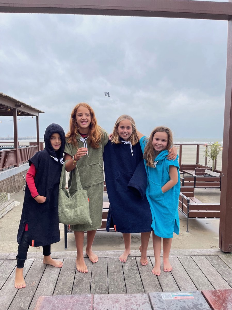 Surfponcho Kind Olijfgroen - 12-14 jaar - met Capuchon - 100% Katoen, Badstof 450 gr/m2 - Unisex - Jongens & Meisjes - Poncho - Badcape -Surf Accessoires
