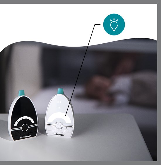 Babymoov Expert Care babyfoon. Een witte en een zwarte unit met lichtindicator, op een nachtkastje.