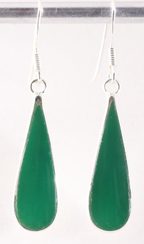 Lange druppelvormige zilveren oorbellen met groene agaat