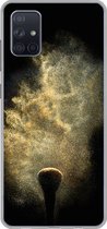 Geschikt voor Samsung Galaxy A71 hoesje - Goud poeder op een zwarte achtergrond - Siliconen Telefoonhoesje