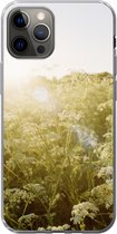 iPhone 12 Pro hoesje - Bloemen - Wit - Lente - Siliconen Telefoonhoesje