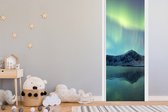 Deursticker Noorderlicht boven rotsen - 80x215 cm - Deurposter