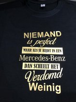 T-shirt Niemand is perfect maar als je rijdt in een Mercedes dan scheelt het verdomd weinig. Gouden opdruk. Maat XL