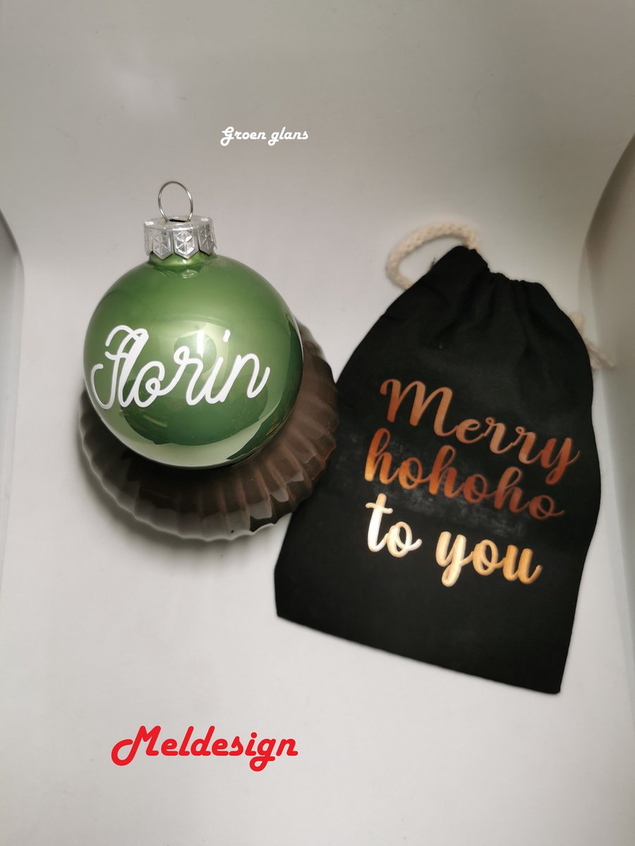 Kerst Kerstbal met naam met gratis opbergtasje groen glans witte letters
