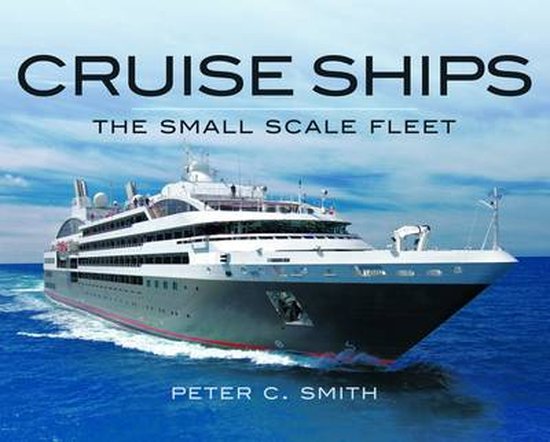 Boek 'CRUISE SHIPS THE SMALL SCALE FLEET' met een witte luxe cruiseschip op blauw water.