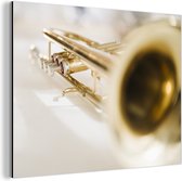 Wanddecoratie Metaal - Aluminium Schilderij Industrieel - Een goudkleurige trompet - 160x120 cm - Dibond - Foto op aluminium - Industriële muurdecoratie - Voor de woonkamer/slaapkamer