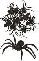 36x stuks horror griezel spinnen zwart 8 cm - Plastic nep spinnen - Halloween thema decoratie/accessoires