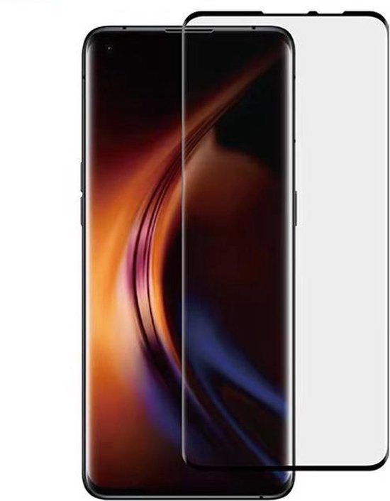 Gehard glas screenprotector naast een smartphone met een gebogen scherm en een abstracte achtergrond.