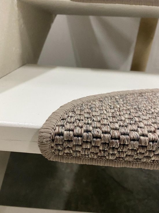 Grijze trapmat met bruine accenten, afgewerkt met een beige bies.